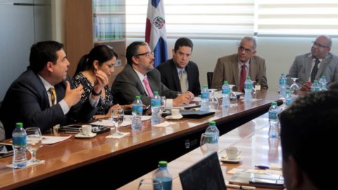 La Comisión de Guatemala que viajó para conocer sistema de subsidios empleado en el país es recibida por el director de la ADESS, Ramón González