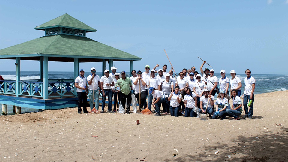 Colaboradores de la Administradora de Subsidios Sociales (Adess) dejaron limpia la playa Güibia, lugar en el cual anidan tortugas marinas.