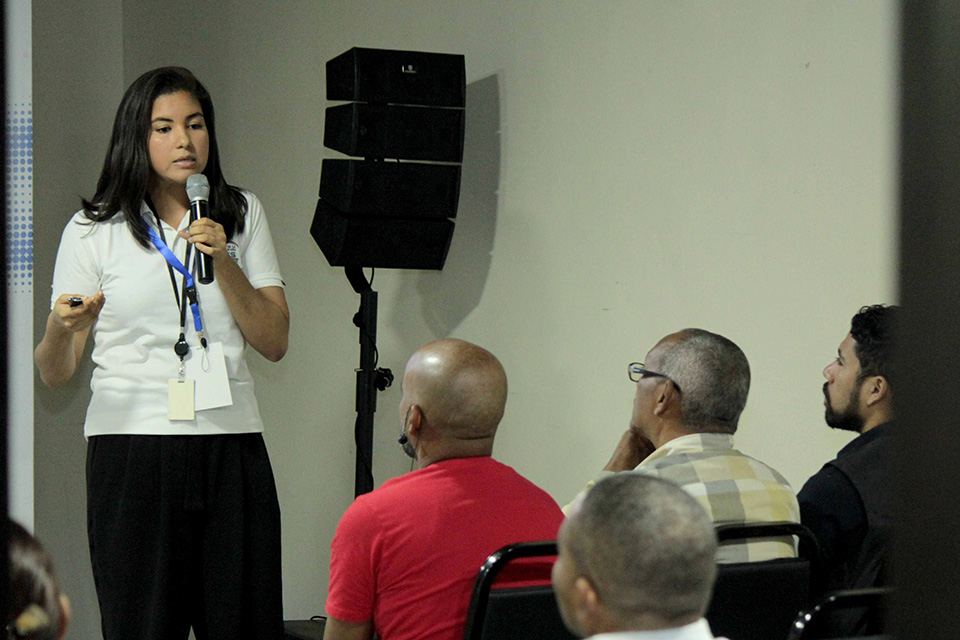 Mariela Vargas, analista de Adhesión y Monitoreo de la Administradora de Subsidios Sociales (Adess), imparte una charla acerca de los servicios que ofrece la institución a los propietarios de comercios adscritos a la entidad, durante la feria Expo Provisiones 2019.
