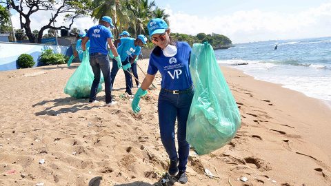 El grupo de voluntarios de las instituciones coordinadas por la Vicepresidencia de la República durante la jornada de limpieza de costas en coordinación con el Ministerio de Medio Ambiente.