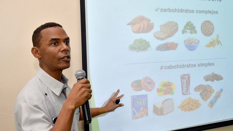 George Báez, nutricionista del Programa Mundial de Alimentos (PMA), capacitó a los comerciantes para que orienten a sus clientes, especialmente a los tarjetahabientes de Progresando con Solidaridad (Prosoli), para que adquieran productos saludables y de buena calidad.