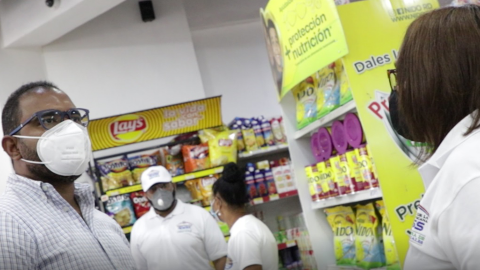 El director general de la Administradora de Subsidios Sociales (Adess), Ezequiel Vólquez, supervisa el Supermercado La Familia”, ubicado en la provincia Monseñor Nouel donde una usuaria denuncio irregularidades.