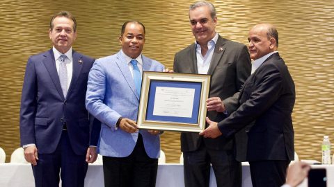 La Federación Dominicana de Comerciantes reconoció a Catalino (Freddy) Correa Hiciano, director general de la Administradora de Subsidios Sociales (ADESS), con el galardón a la “Excelencia del Servidor Público”